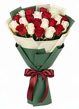 Букет Микс из красных и белых роз в Атаманской