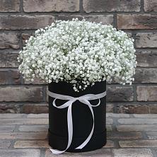 Цветочная композиция из Гипсофила в шляпной коробке в Атаманской