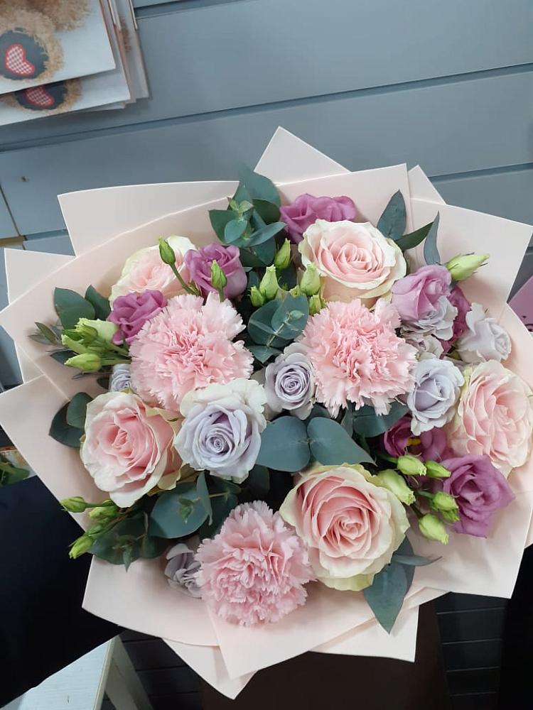 Букет цветов из: Розы, Гвоздики и Лизиантусы в Атаманской